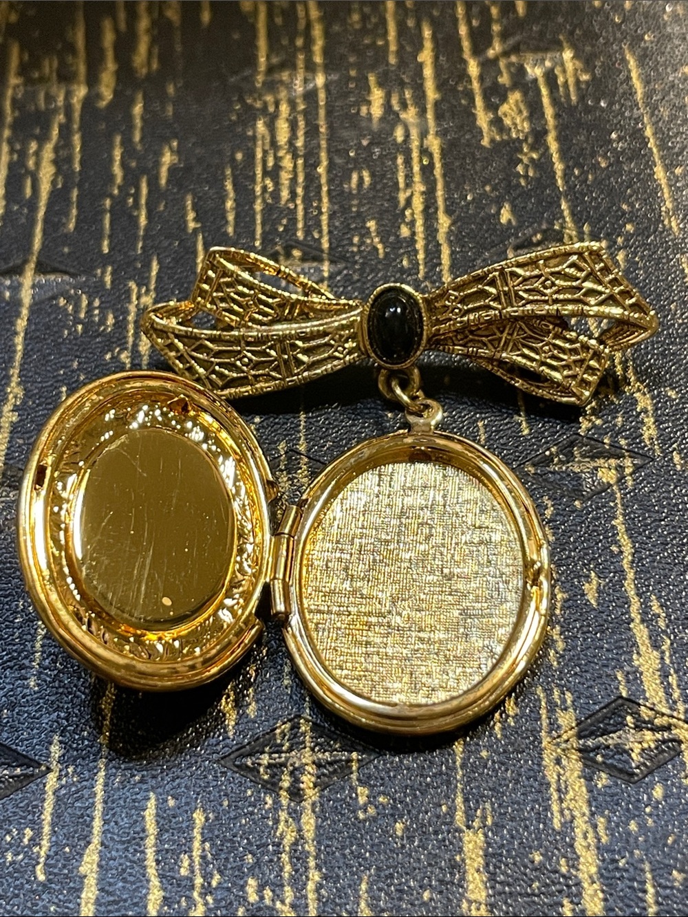 VTG Gold Bow Locket Brooch with Black Floral Cameo - Picture 2 of 4